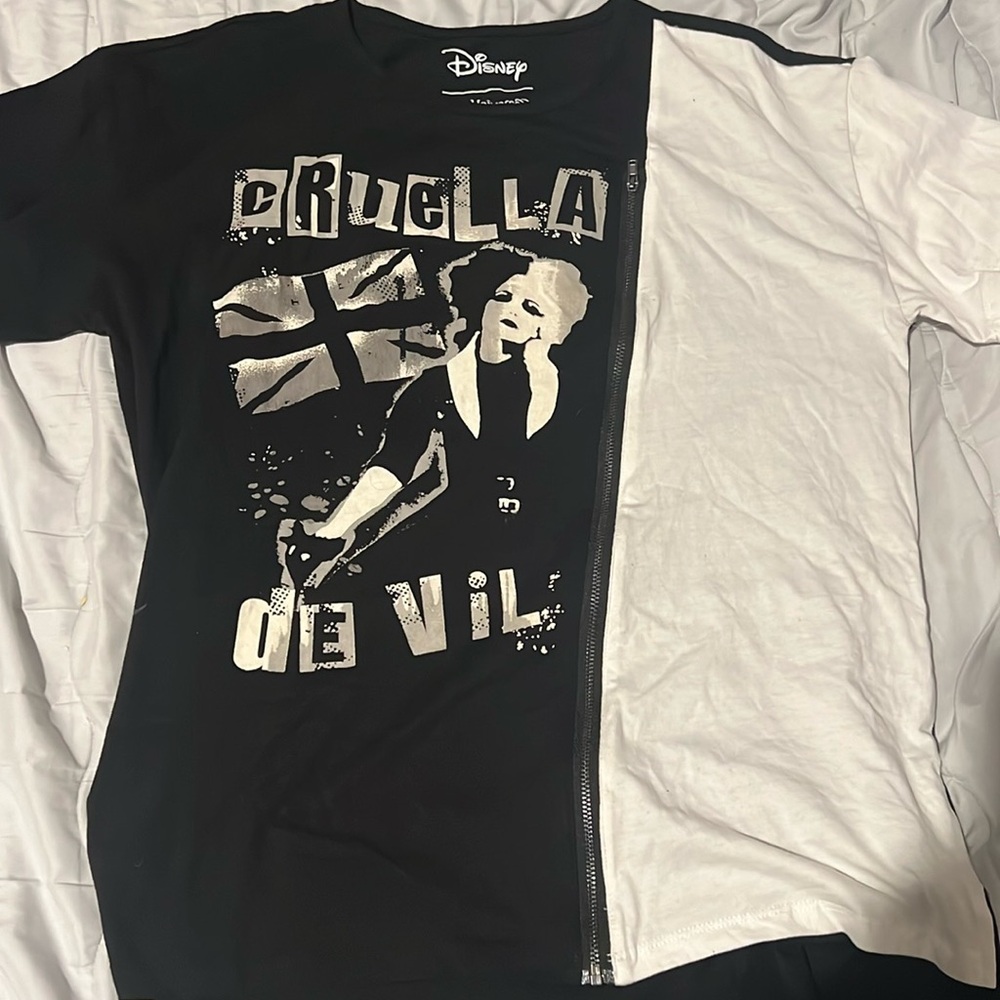 Edgy Cruella De Vil t-shirt with stylish zipper